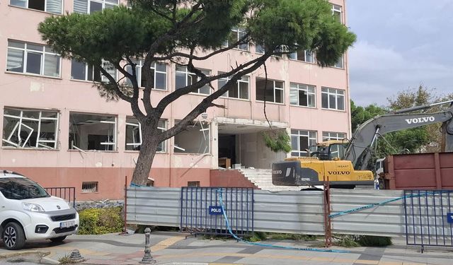 Söke’de eski Hükümet Konağı’nın yıkımına başlandı