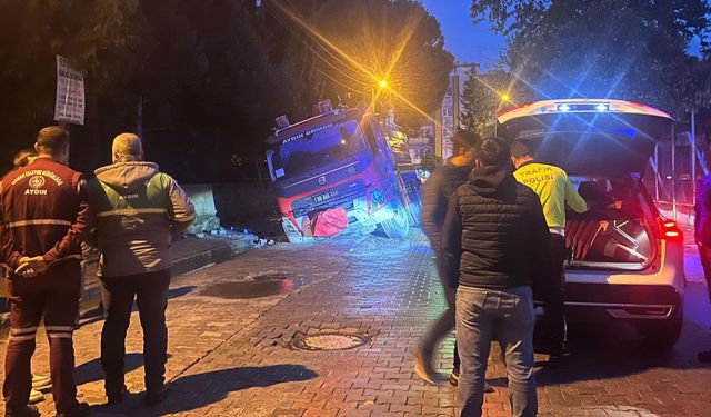 Aydın’da yol çöktü! Arazöz yan yattı
