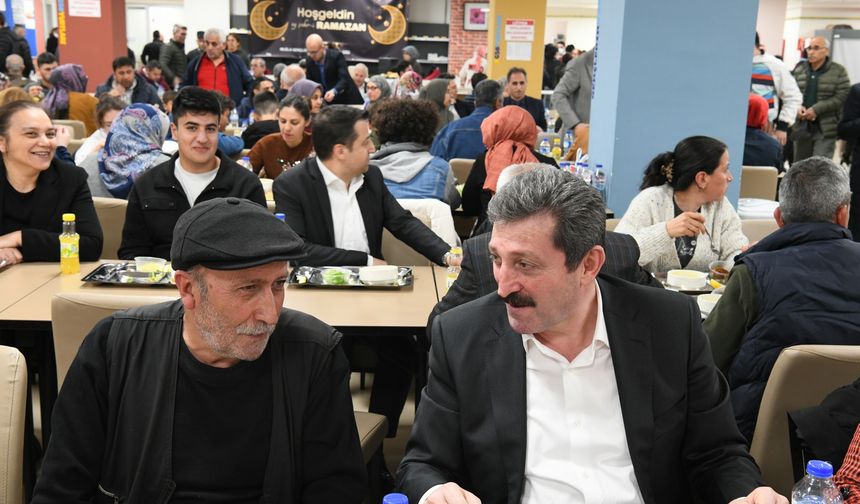 Muğla Valisi Tavlı, depremzedelerle iftar yaptı