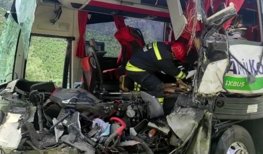 Yolcu otobüsü kamyona çarptı: Ölü ve yaralılar var
