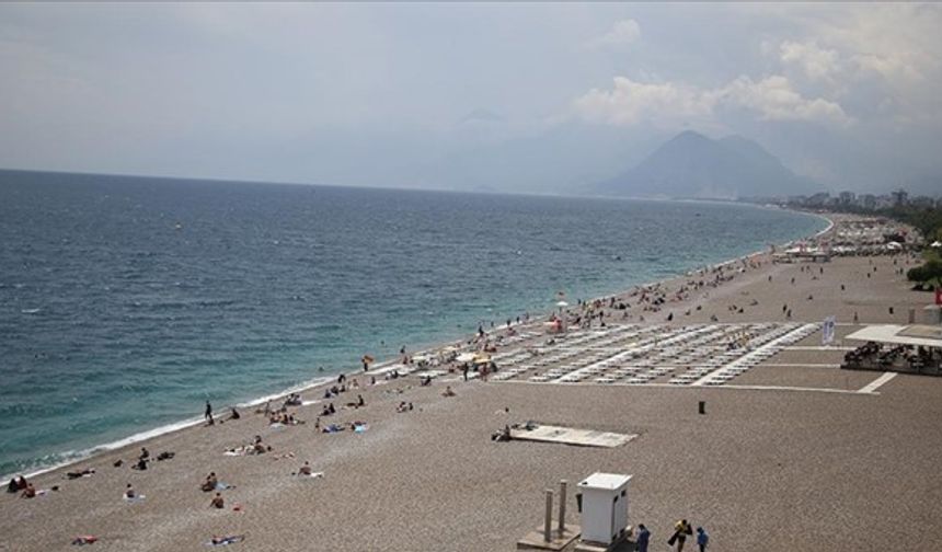 Antalya'da güneşli havayı fırsat bilenler denize girdi