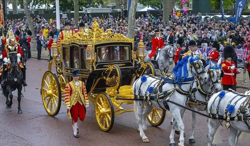 İngiltere Kralı Charles'ın taç giyme töreni başladı