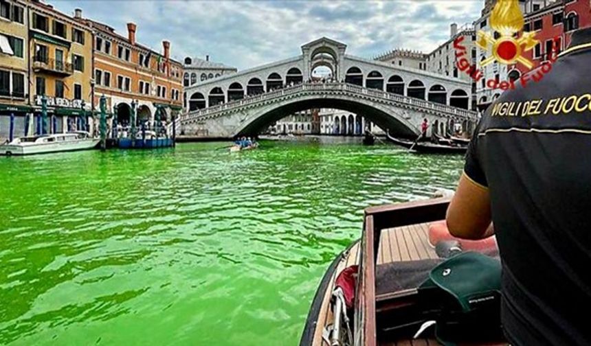 Venedik'teki ünlü Büyük Kanal'ın suyu yeşil renge büründü
