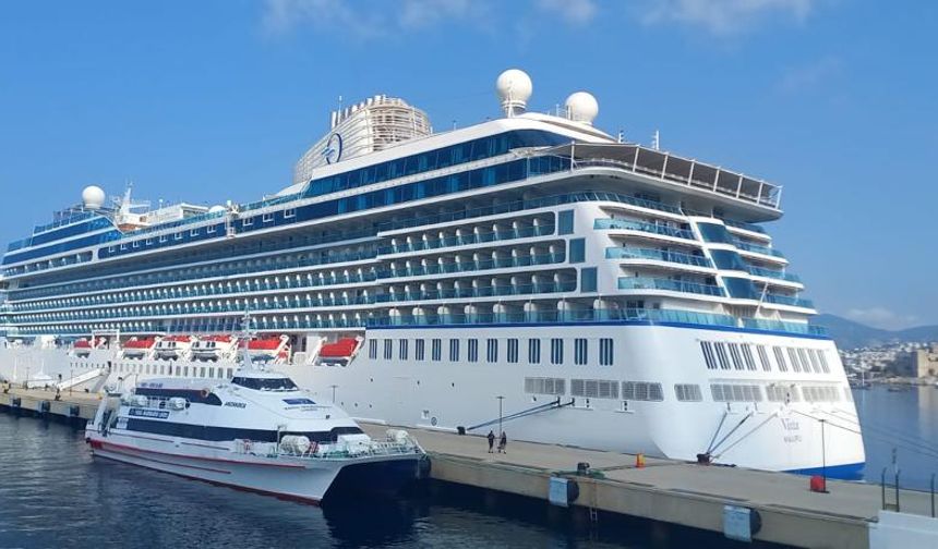 Kruvaziyer "Vista" Bodrum Limanı'na demirledi