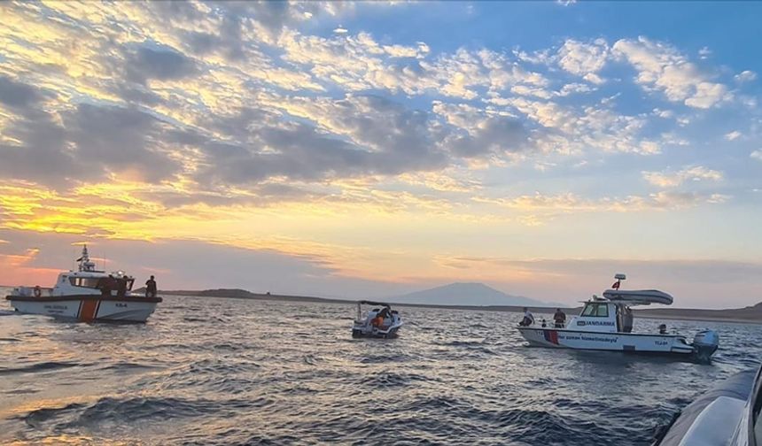 Gölde boğulma tehlikesi geçiren 3 genç kurtarıldı