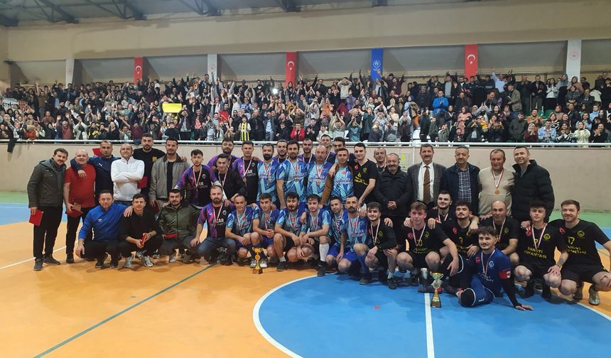 Demirci'de düzenlenen futsal turnuvası sona erdi