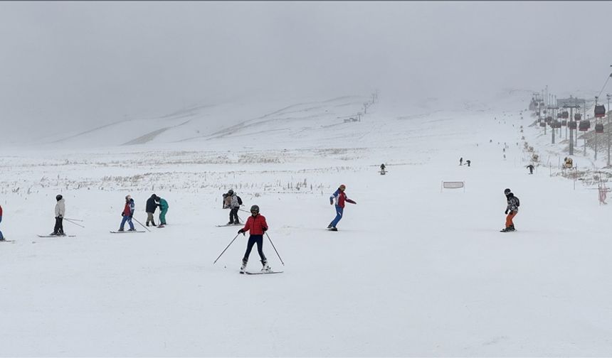 Erciyes Kayak Merkezi'ne kar yağdı