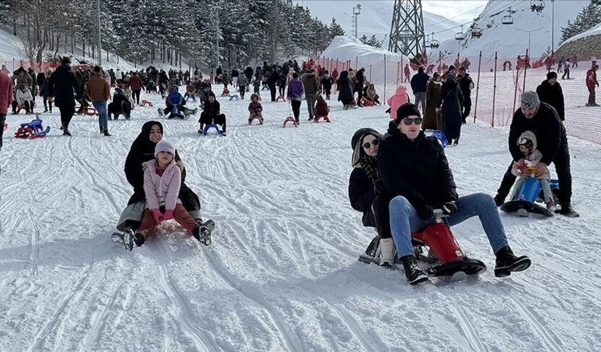 Palandöken Kayak Merkezi'nde tatili yoğunluğu yaşanıyor