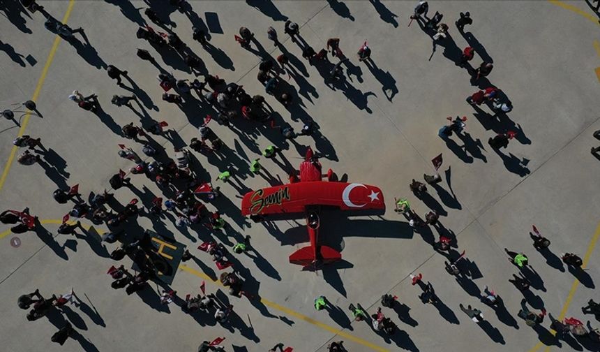 Kadın akrobasi pilotu cumhuriyetin 101. yaşını özel uçuşuyla kutladı