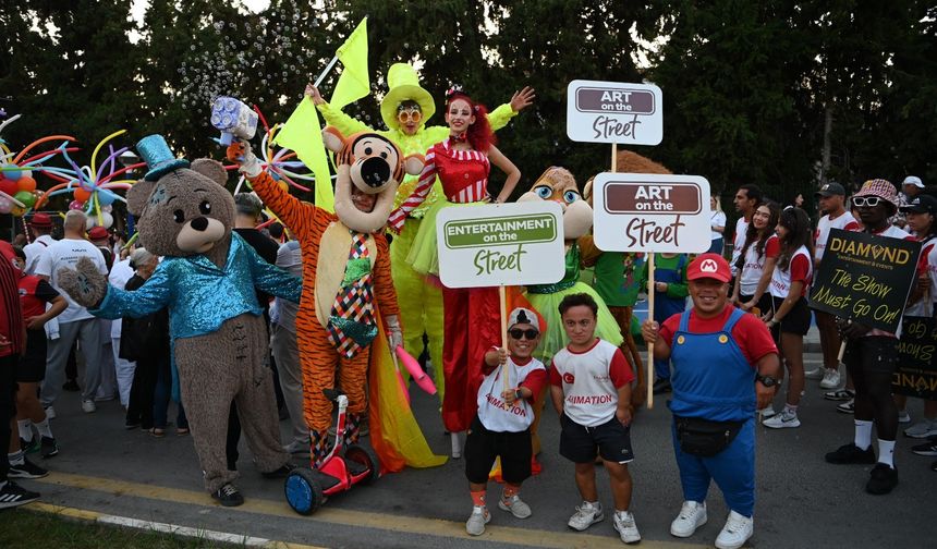 Uluslararası Kuşadası Sokak Festivalinin açılışı Rio Karnavalını aratmadı