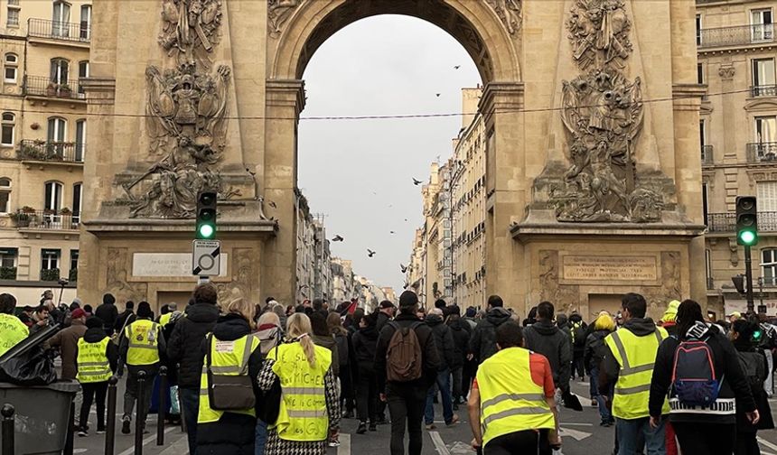 Sarı yelekliler 6. yılında Paris'te sokağa indi