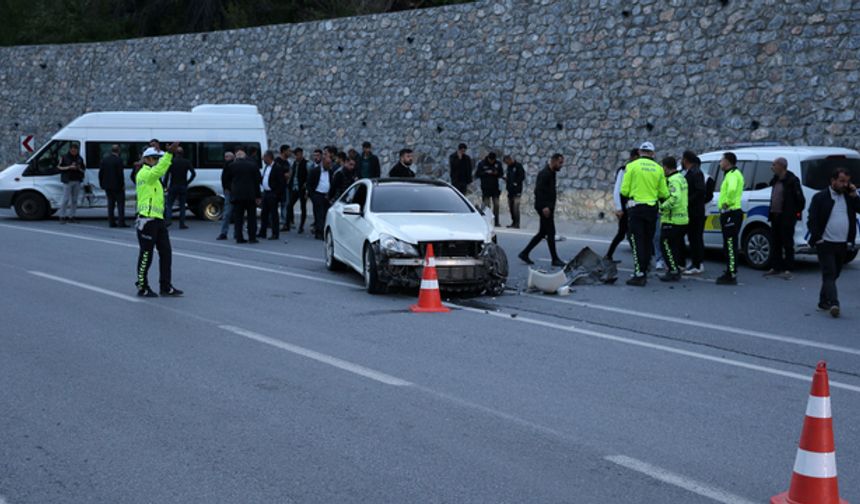 Otomobil ile minibüsün çarpıştığı kazada 8 kişi yaralandı