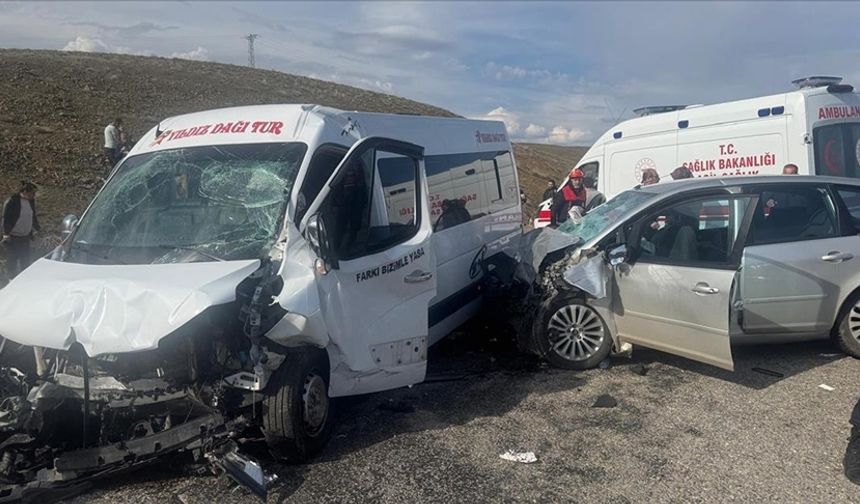 Öğretmenleri taşıyan minibüs kaza yaptı: 15 yaralı
