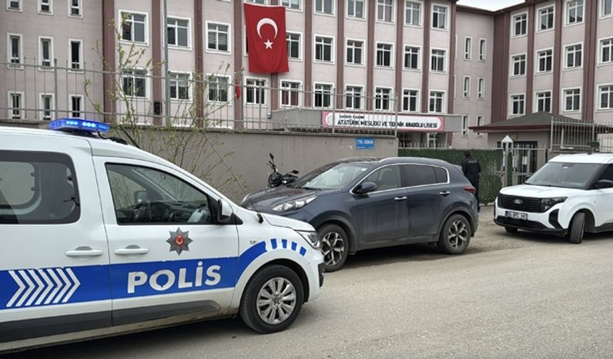 Okulda öğretmeni darbetti