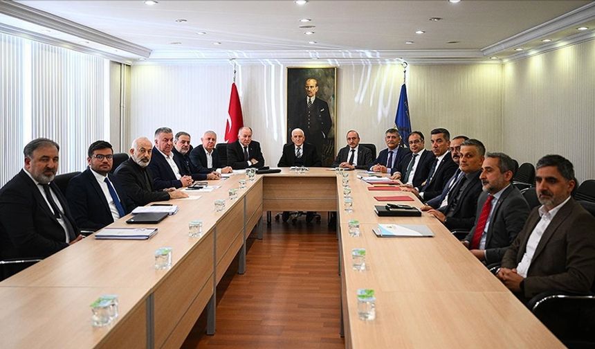 İşçi ve işveren heyetleri kamu işçisinin sözleşme görüşmeleri kapsamında toplandı