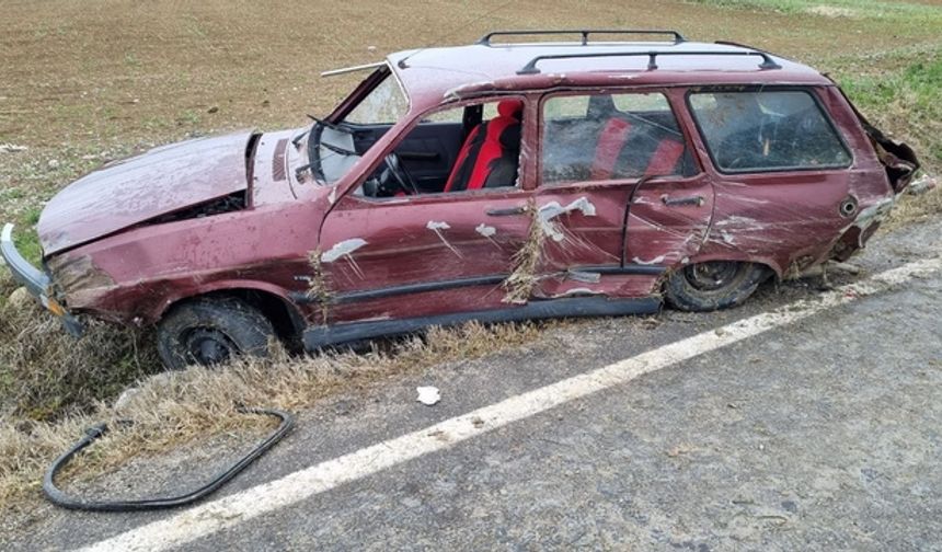 Devrilen otomobildeki 6 kişi yaralandı
