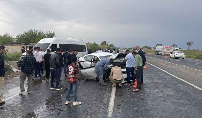 Minibüs ile otomobil çarpıştı: 5 yaralı