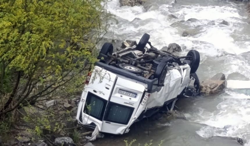 İşçi minibüsü devrildi, 2 kişi öldü, 3 kişi yaralandı