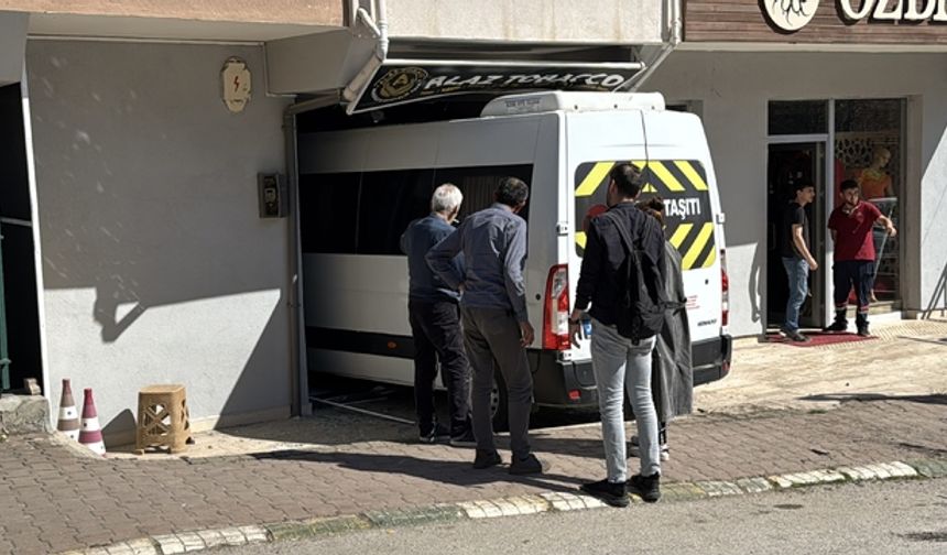 Kontrolden çıkan öğrenci servisi iş yerine girdi
