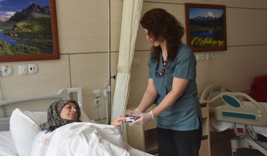 Karnından yaklaşık 4 kilogramlık tümör çıkarılan kadın sağlığına kavuştu