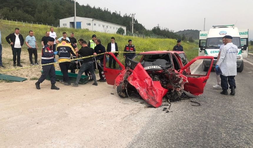 2 otomobille motosikletin çarpıştığı kazada 3 kişi öldü