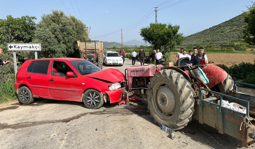 Otomobille traktörün çarpıştığı kazada 4 kişi yaralandı