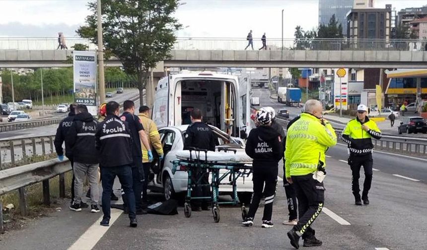 Otomobilin otobüse ve refüje çarptığı kazada 1 kişi öldü