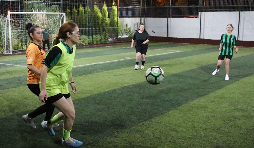 Anneler, "günde değil halı sahada" stres atıyor