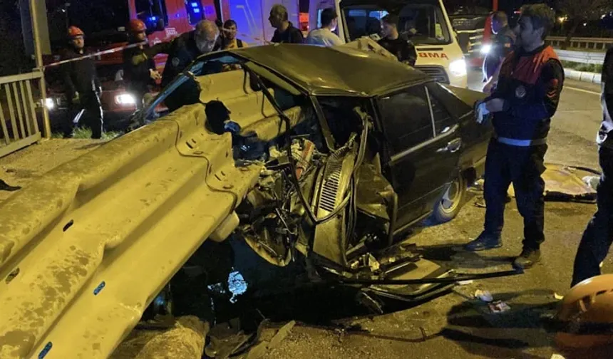 Otomobil bariyere saplandı, hurdaya dönen araçtan sürücü sağ çıktı