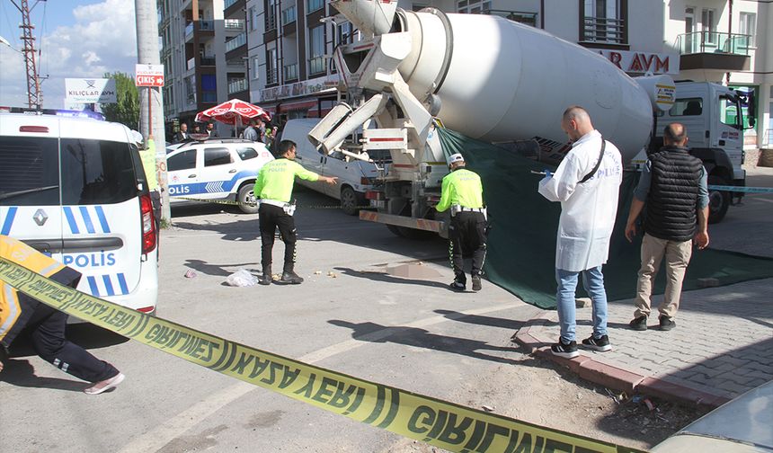 Beton mikserinin altında kalan yaya hayatını kaybetti