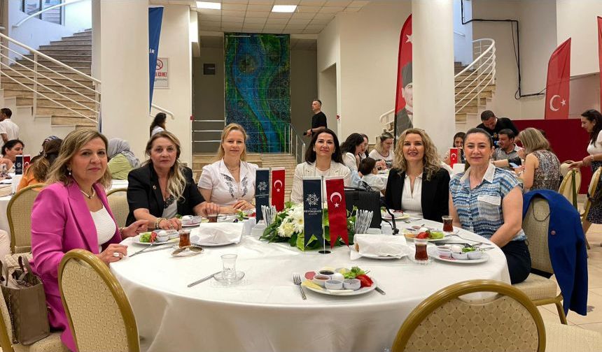 Aydınlılar Anneler Günü’nü Büyükşehir Belediyesi ile birlikte kutladı