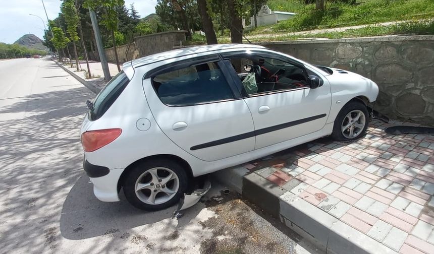 Mezarlık duvarına çarpan otomobildeki 5 kişi yaralandı