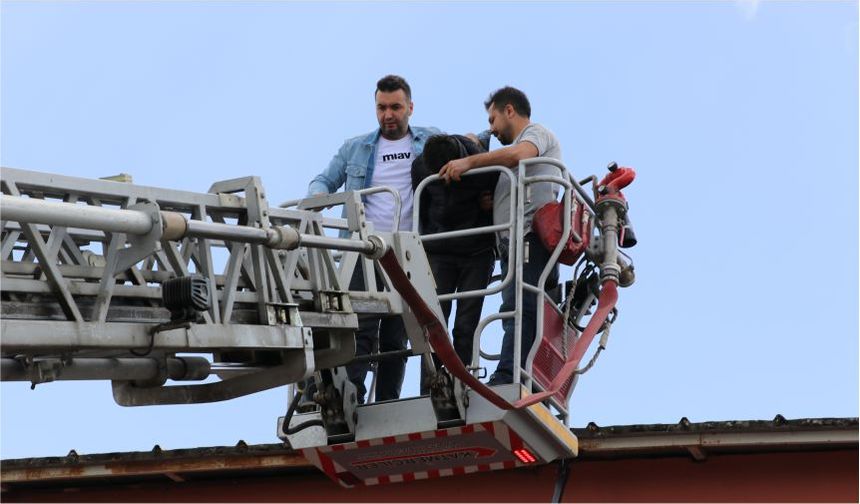 Çatıda yakalanan hırsızlık zanlısı itfaiye merdiveniyle indirildi