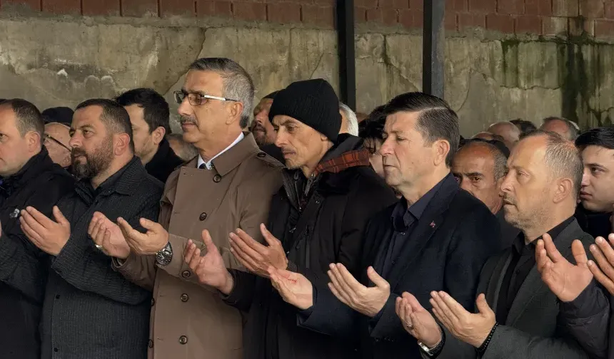 Devrilen traktörün altında kalarak ölen çocuğun cenazesi defnedildi