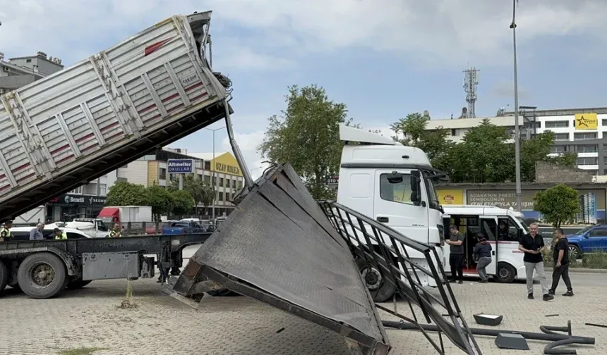 Seyir halindeki tırın açılan damperinin çarptığı üst geçit yıkıldı