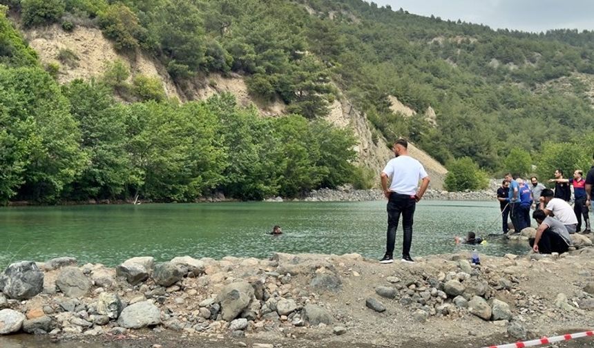 Serinlemek için dereye giren çocuk boğuldu