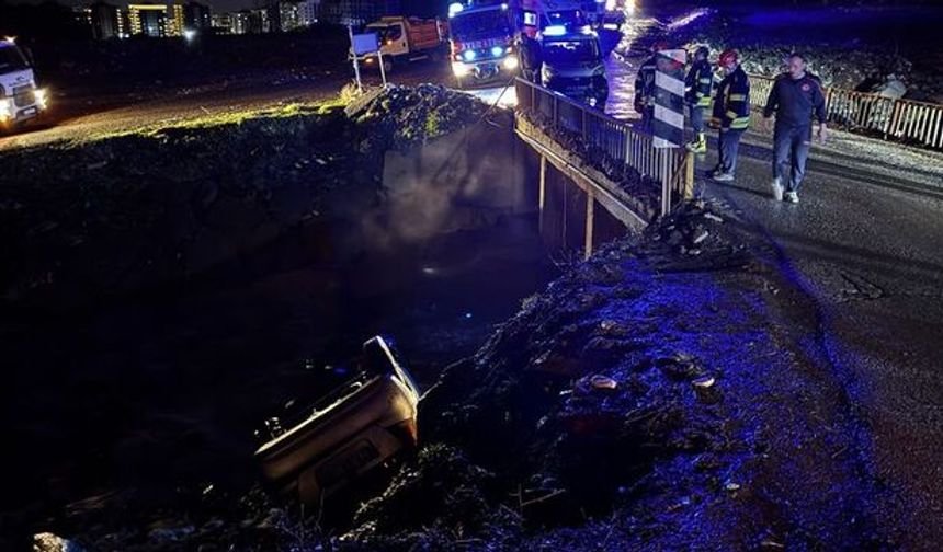 Dereye yuvarlanan araçtaki 3 kişi yaralandı