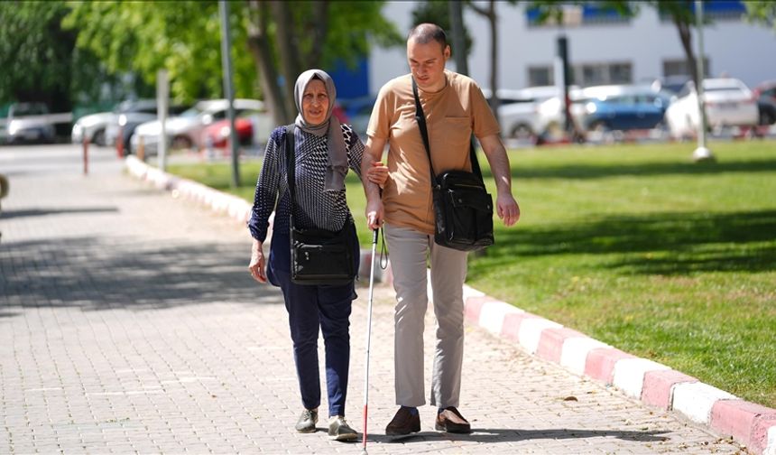 Fedakar anne görme engelli oğlunun elini 39 yıldır bırakmıyor