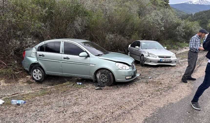 Otomobilin arıza yapan araca çarptığı kazada 4 kişi yaralandı