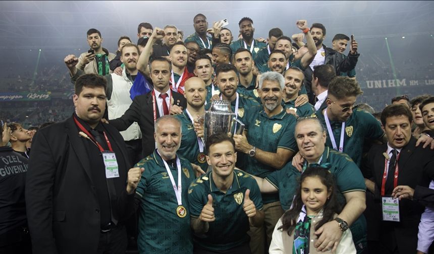 Süper Lig'e yükselen Kocaelispor, şampiyonluk kupasını aldı