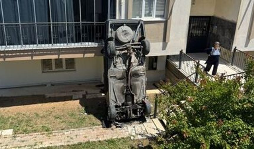 Kontrolden çıkan otomobil apartmanın bahçesine düştü
