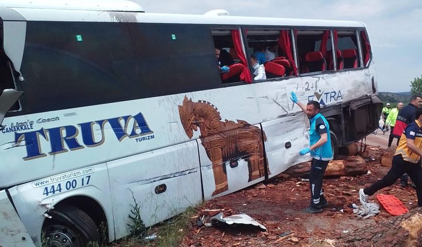Yolcu otobüsü ile kamyon çarpıştı: Ölü ve yaralılar var