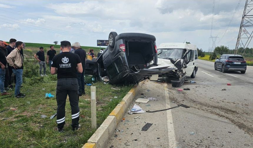 Kamyonet ile hafif ticari aracın çarpıştığı kazada 9 kişi yaralandı
