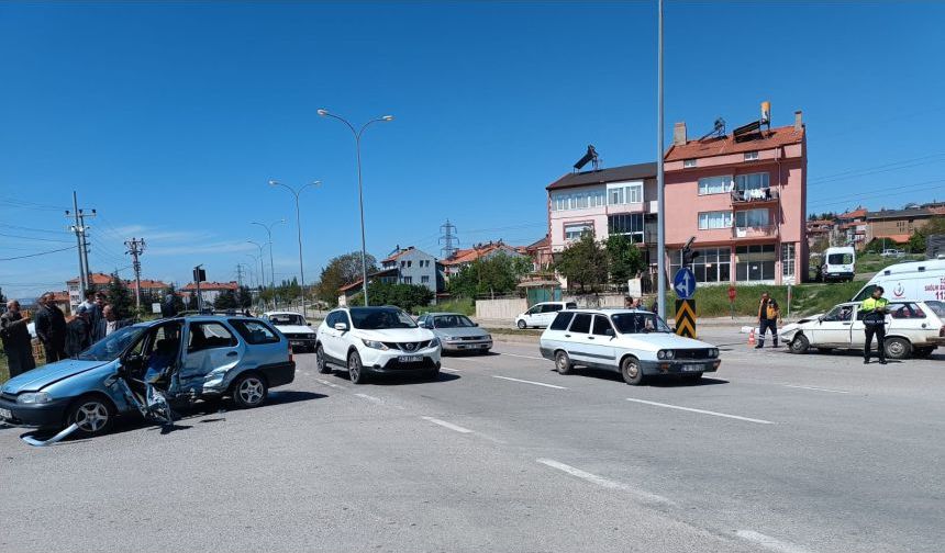 İki otomobilin çarpıştığı kazada 5 kişi yaralandı