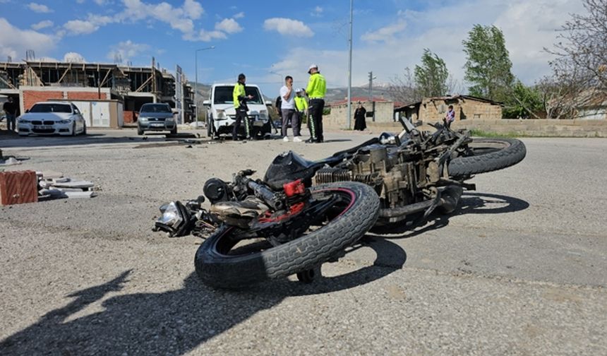 Hafif ticari araçla çarpışan motosikletin sürücüsü öldü