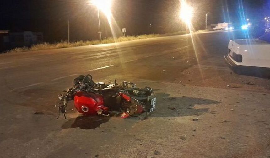 Otomobille çarpışan motosikletin sürücüsü öldü