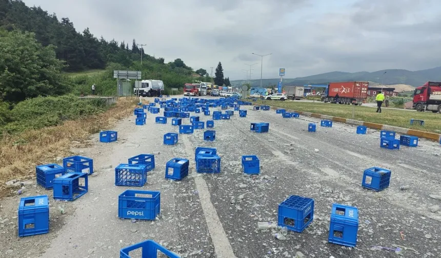 Tırdan yola savrulup kırılan şişeler ulaşımı aksattı
