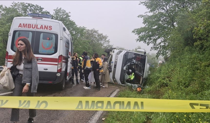 Öğrencileri taşıyan otobüs kaza yaptı: 18 yaralı