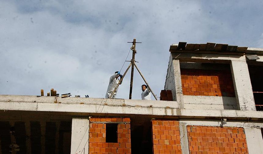 Yüksekten düşen inşaat işçisi öldü