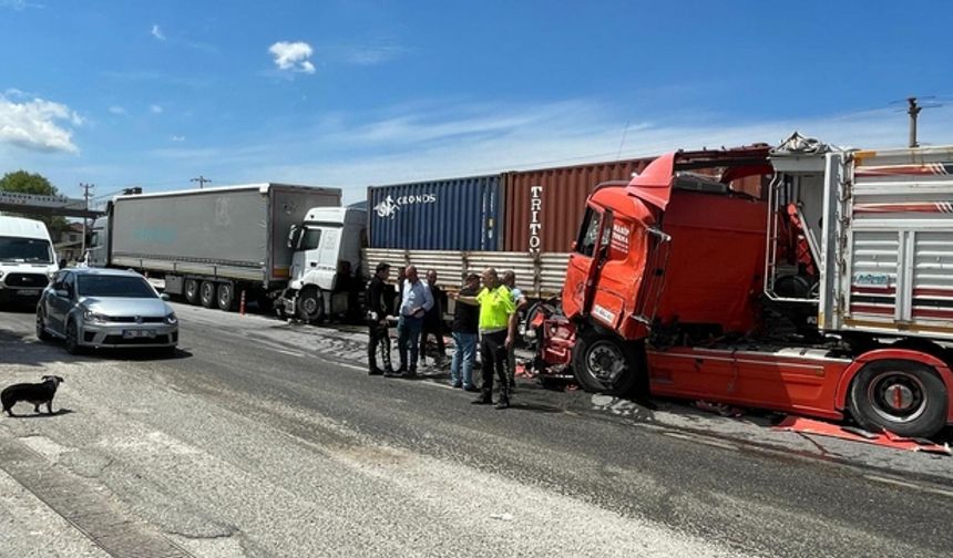 3 tırın karıştığı zincirleme kaza trafiği aksattı